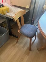 Eckbank mit Tisch und Stühlen