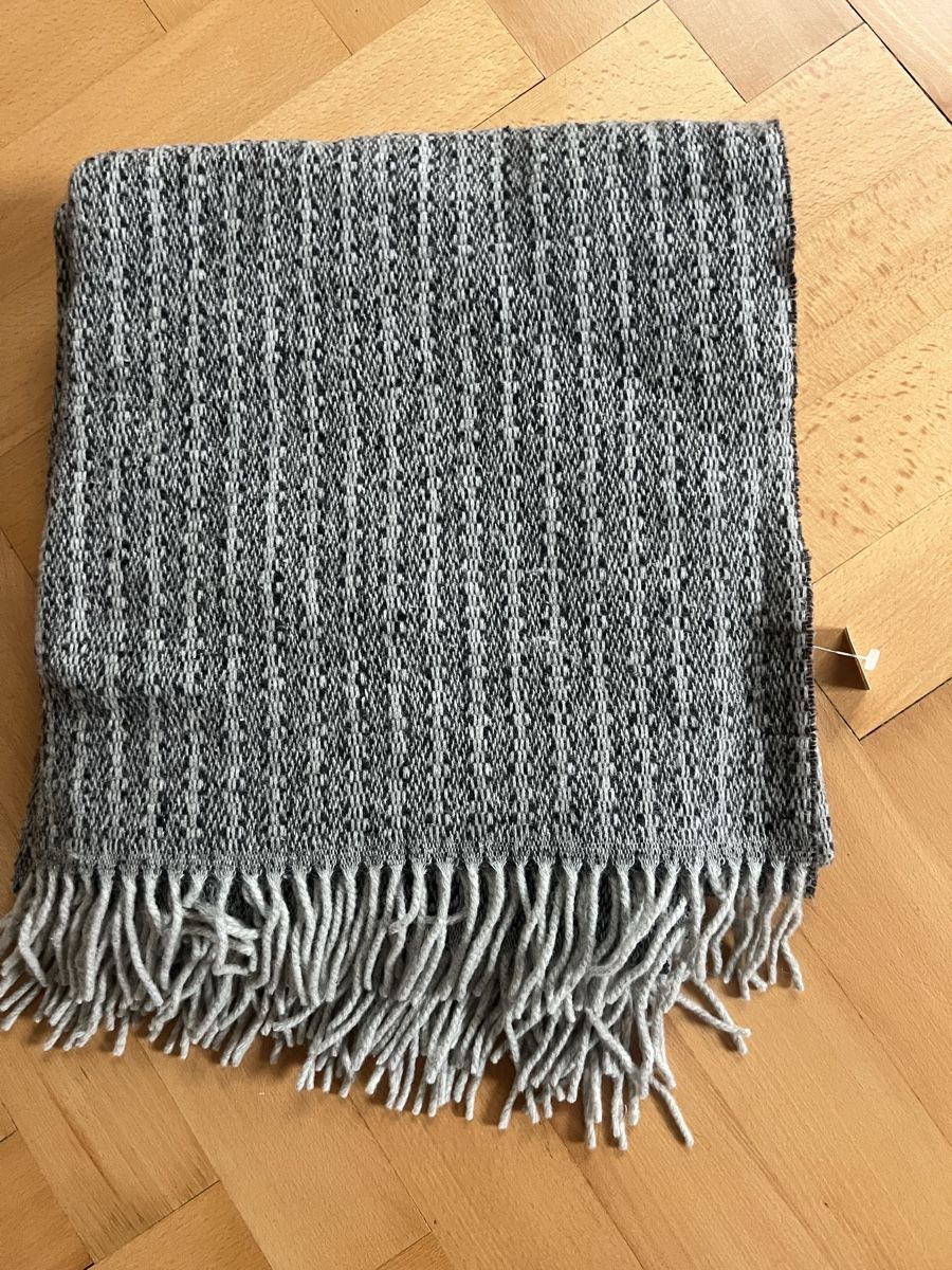 Interio Coperte: Wolldecke Plaid Interio neu Lammwolle grau – Nuovo (secondo la descrizione) da Zürich venduto da kon_d5nh