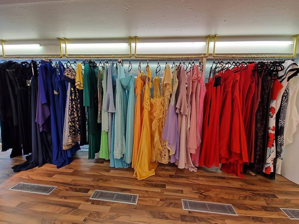 Garderobe: Kleiderstangen / Industrierohr gold – Gebraucht aus Luzern von Neela288 2