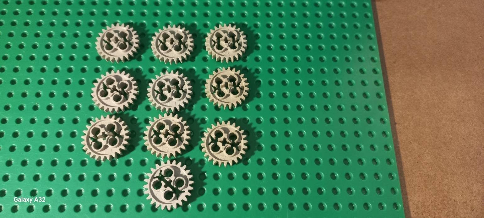 Lego Spielzeuge: Lot de 10 pièces Lego Technic – Gebraucht aus La Tour de Trême von Startjouet