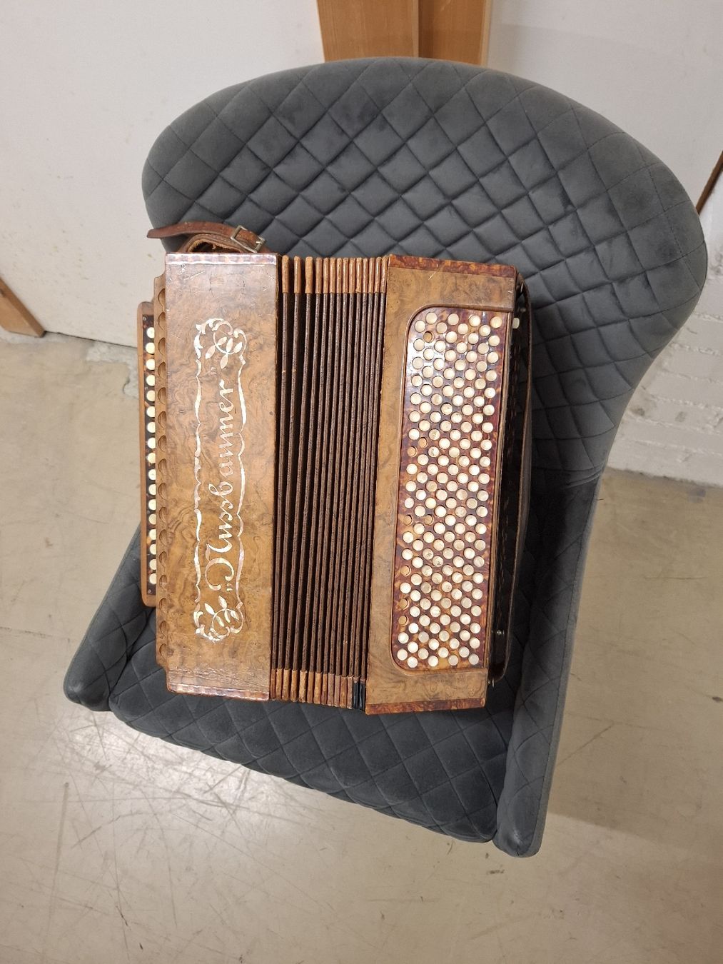 Musikinstrumente: chromatisch nussbaumer orgeli. – Gebraucht aus Villeneuve von BibiVintage 6