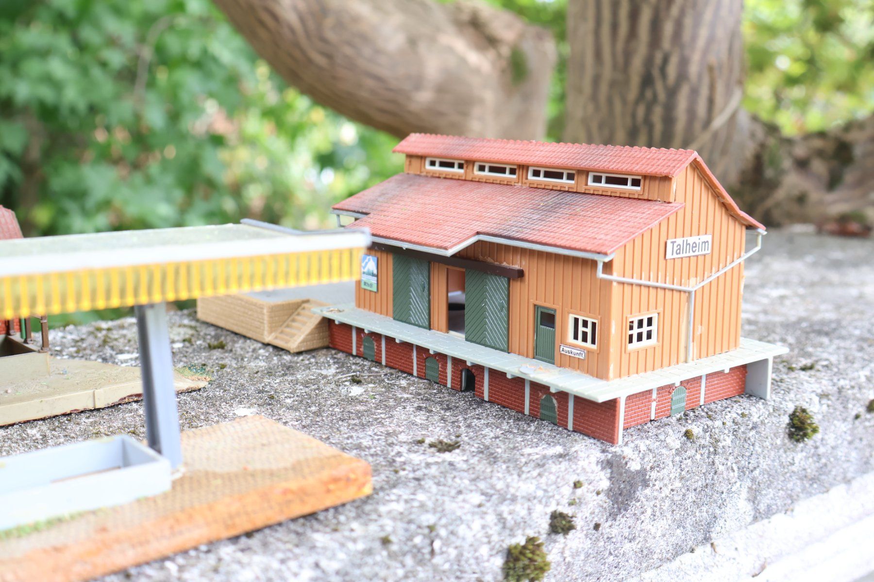 Faller Modellini di ferrovie: Faller Bahnhof Set + Nebengebäude H0 - schöne Modelle – Usato da Winterthur venduto da Monstera 4