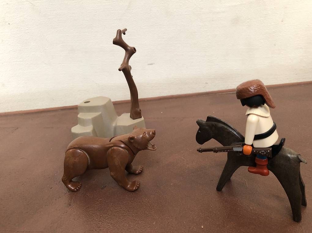 Spielzeuge: Playmobil Bär und Jäger – Gebraucht aus Madiswil von e4a