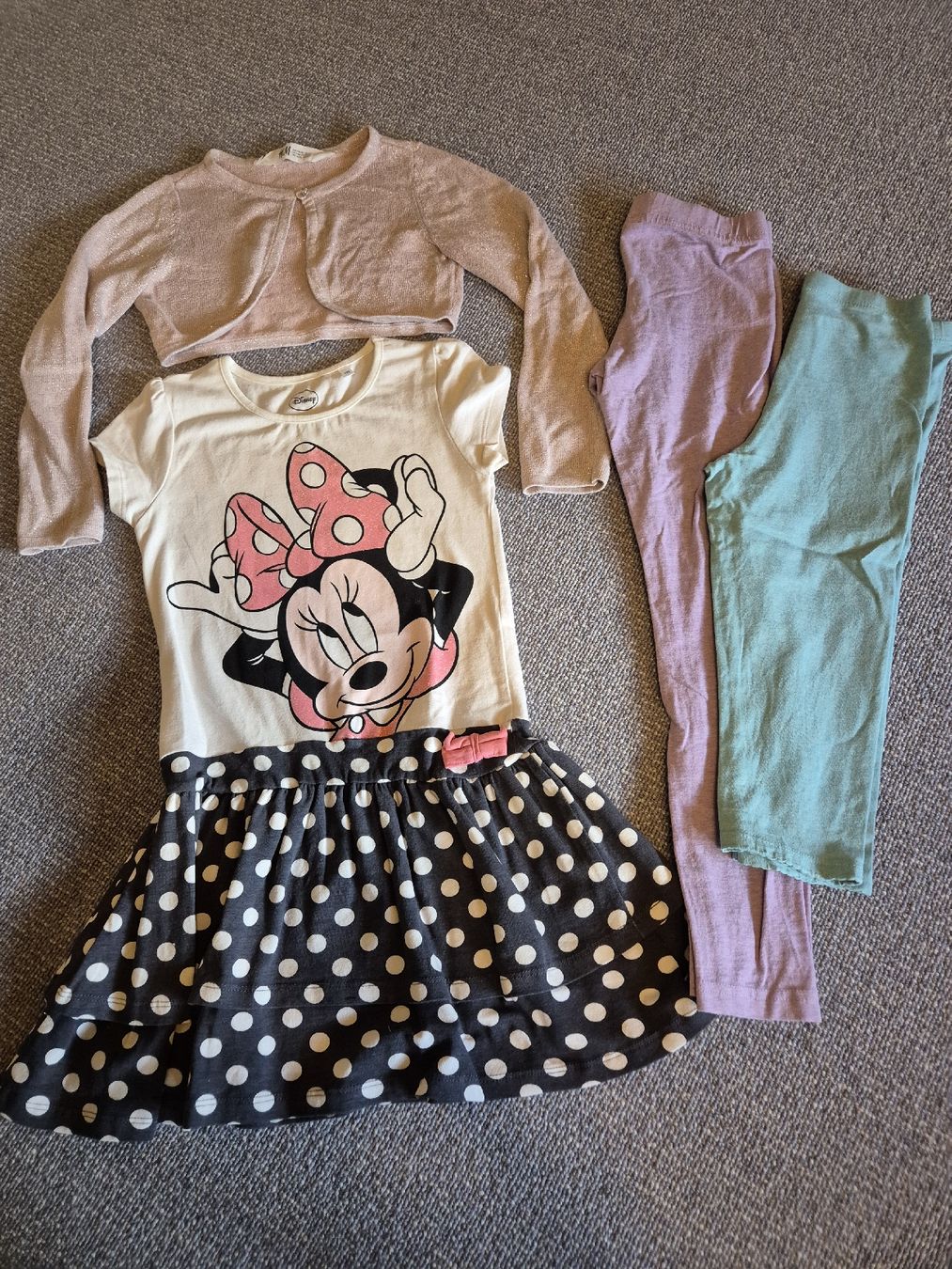 Lotti & Set di vestiti: Süsses Mädchen Kleider Set mit Minnie Mouse, Gr. 122! – Usato da Grindelwald venduto da Sala33