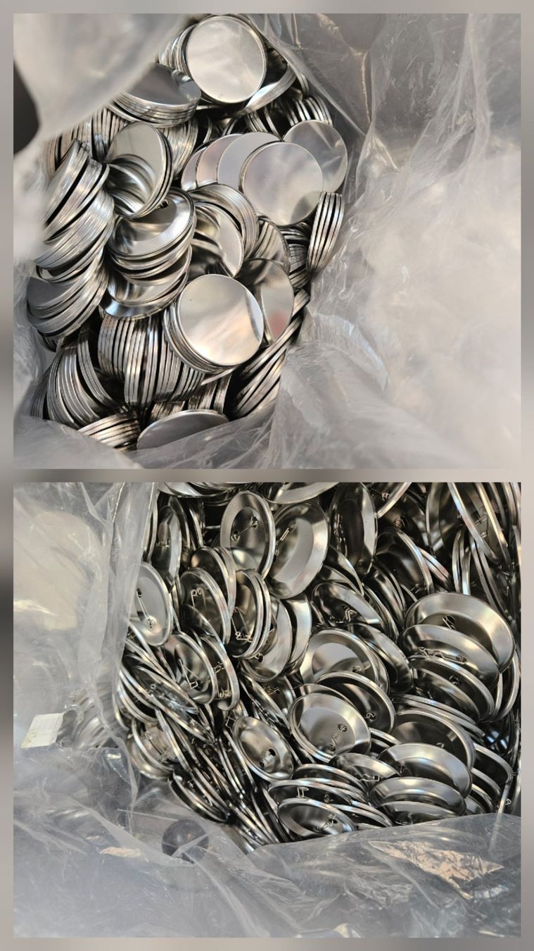 Alle Maschinen: Buttonmaschiene mit Buttons – Gebraucht aus Schwerzenbach von Julbox 6