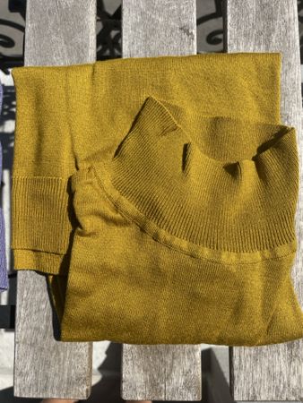 Wunderschöner leichter Pullover in Senfgelb, Grösse S