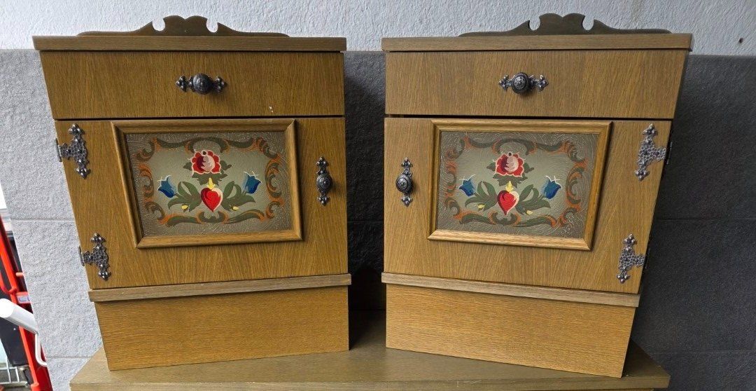 Comodini: Zwei Vogelauer Nachttisch Vintage – Usato da Flums venduto da Flumsantik