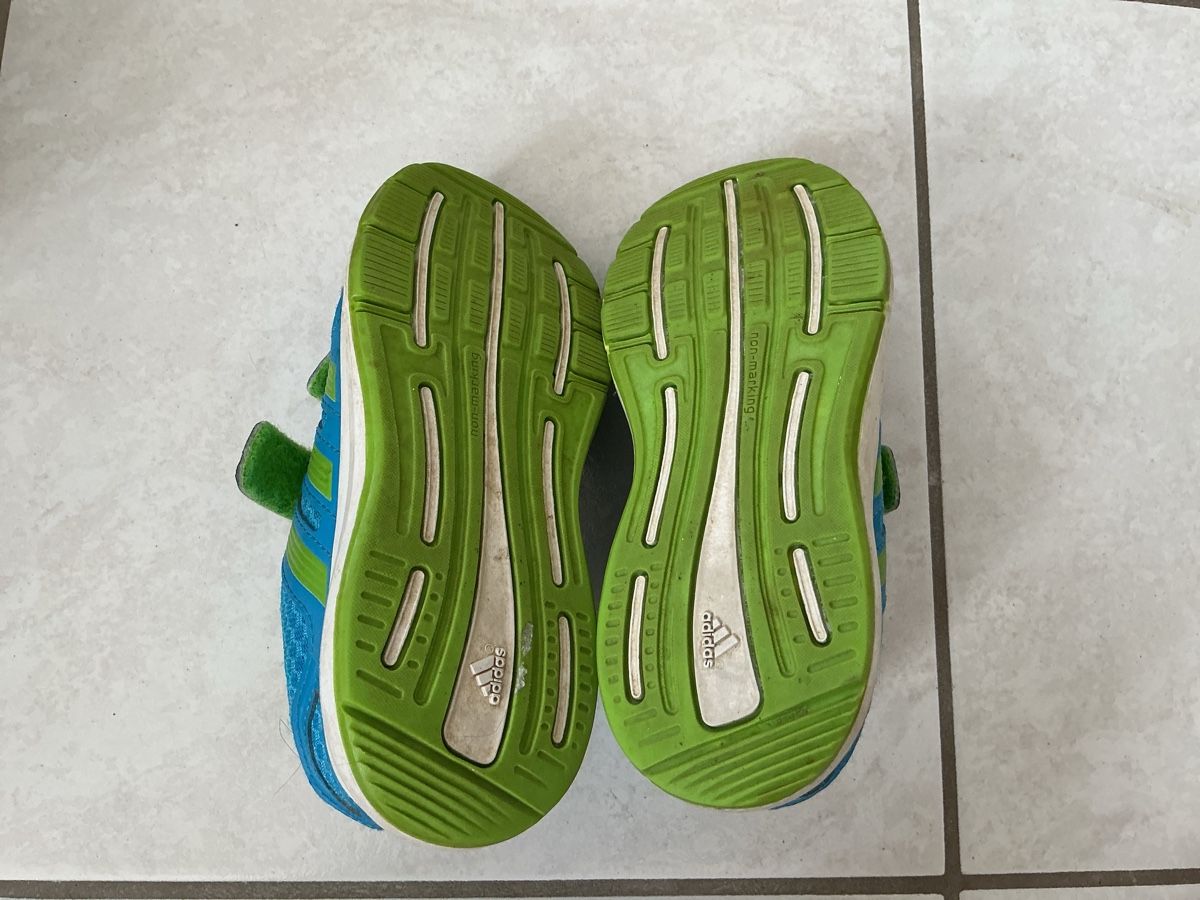 Adidas Chaussures garçon: Turnschuhe Grösse 31 – D'occasion à Grellingen par gartenzwerg03 3
