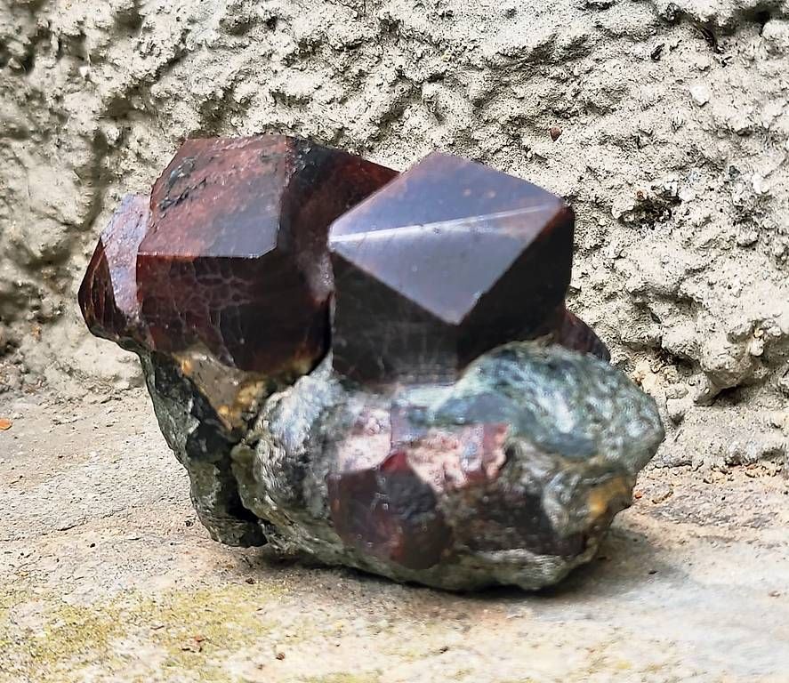 Minéraux & Lithothérapie: Granato  color bordeaux  su matrice – D'occasion à Sessa par mau_lm9q 1
