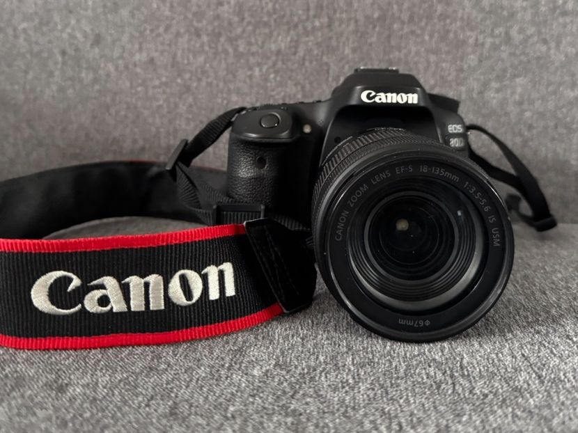 Canon Fotocamera: Canon EOS 80D avec objectif EF-S 18-135mm - État Top! – Usato da Thielle venduto da can_fq7x