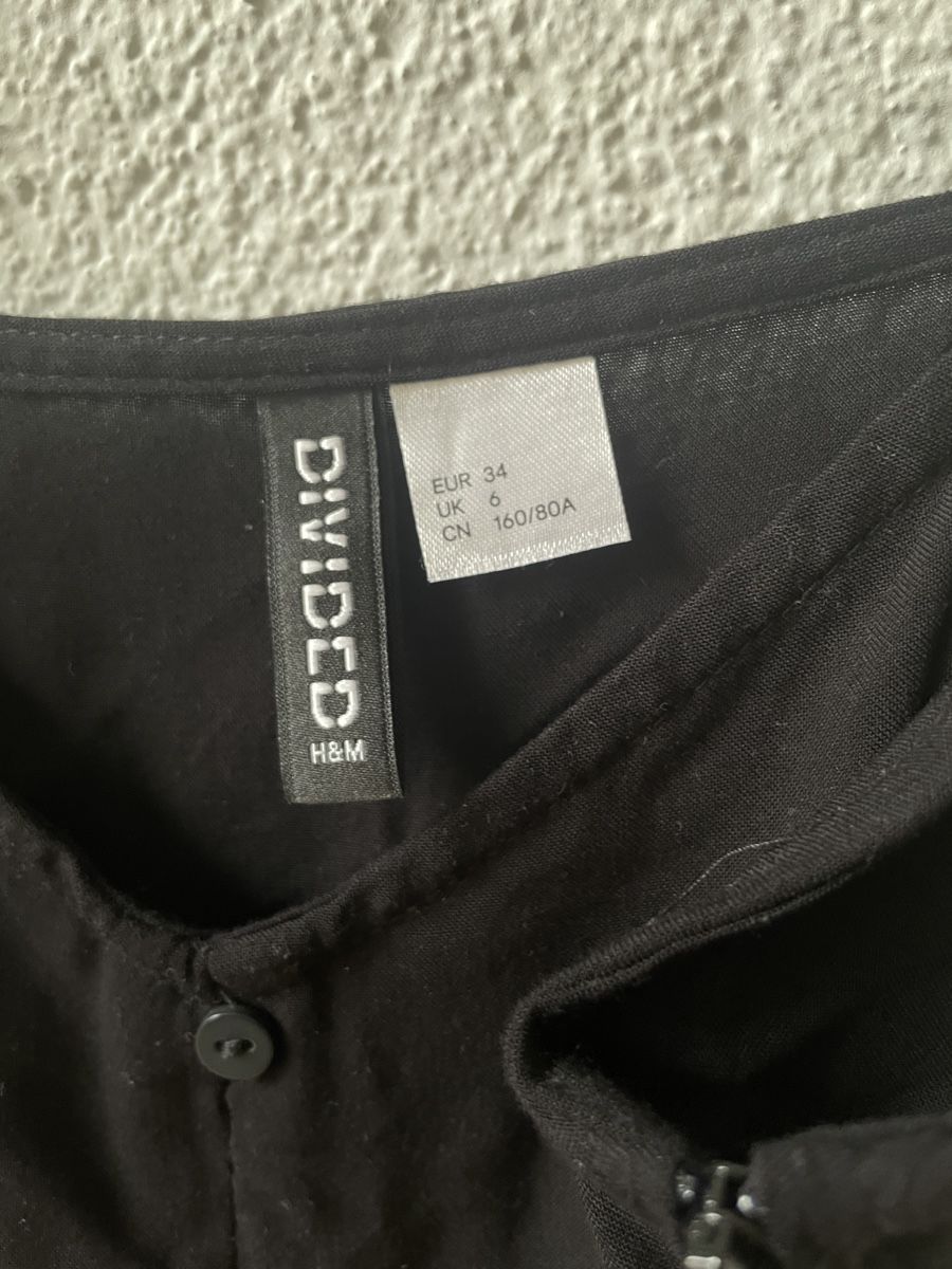 H&M Kleider: Simples schwarzes Kleid mit Knöpfe – Gebraucht aus Uster von emm_px8k 2