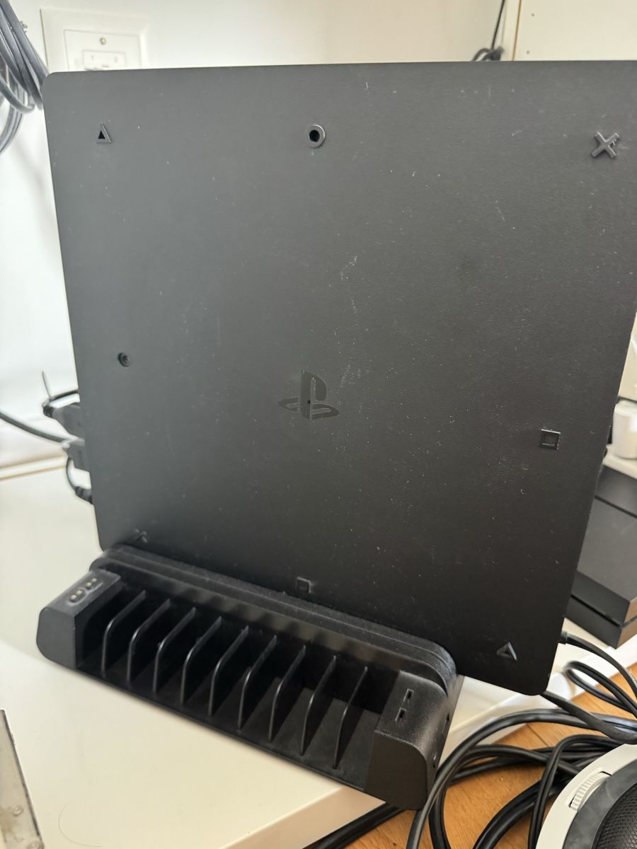 Sony Console: PlayStation 4 Slim 1TB Complete VR Bundle | 2 DualShock | 4  – Usato da Zürich venduto da Keller110 5