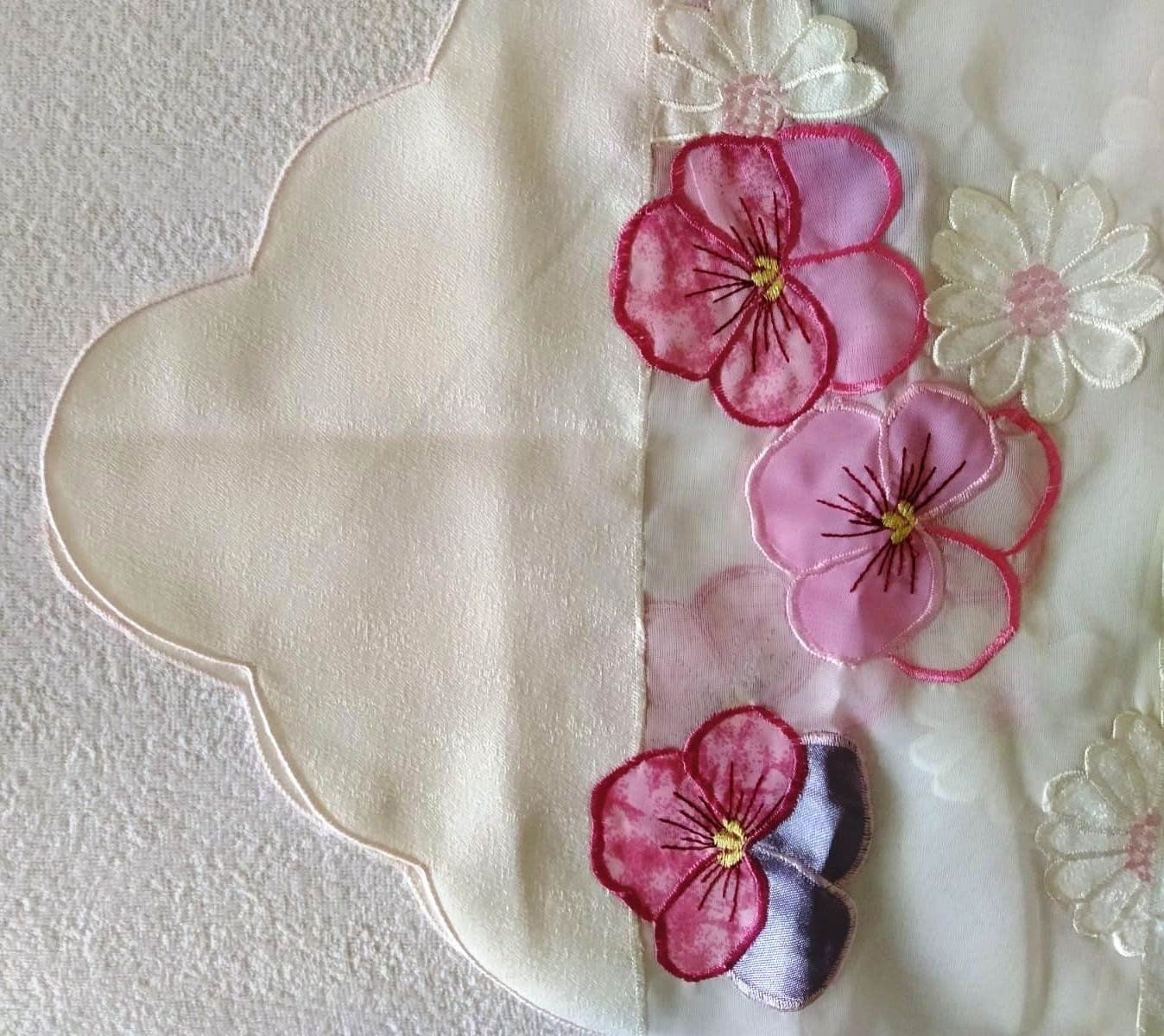 Altra biancheria da tavola: Tischläufer mit Blumendekorationen – Nuovo e nell'imballaggio originale da Zürich venduto da 1-2-3 2