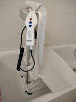 Aquatec Badewannenlift mit weissem Antirutschbezug