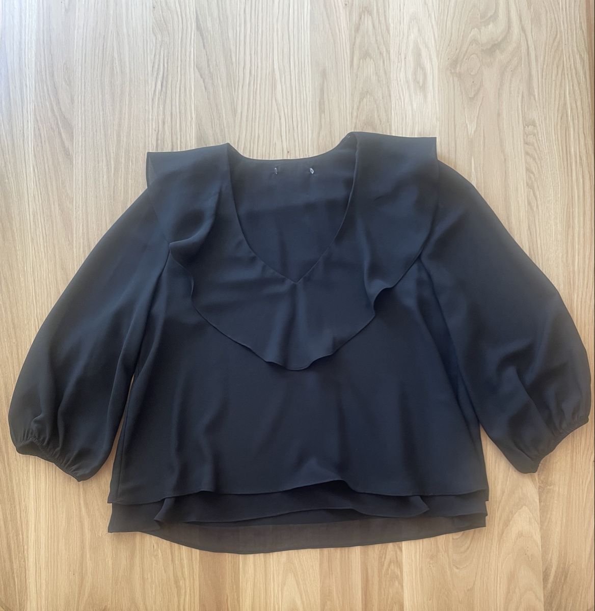 Blusen: Elegante Bluse mit Volant V-Ausschnitt – Gebraucht aus Zürich von pgr_9pzn 2