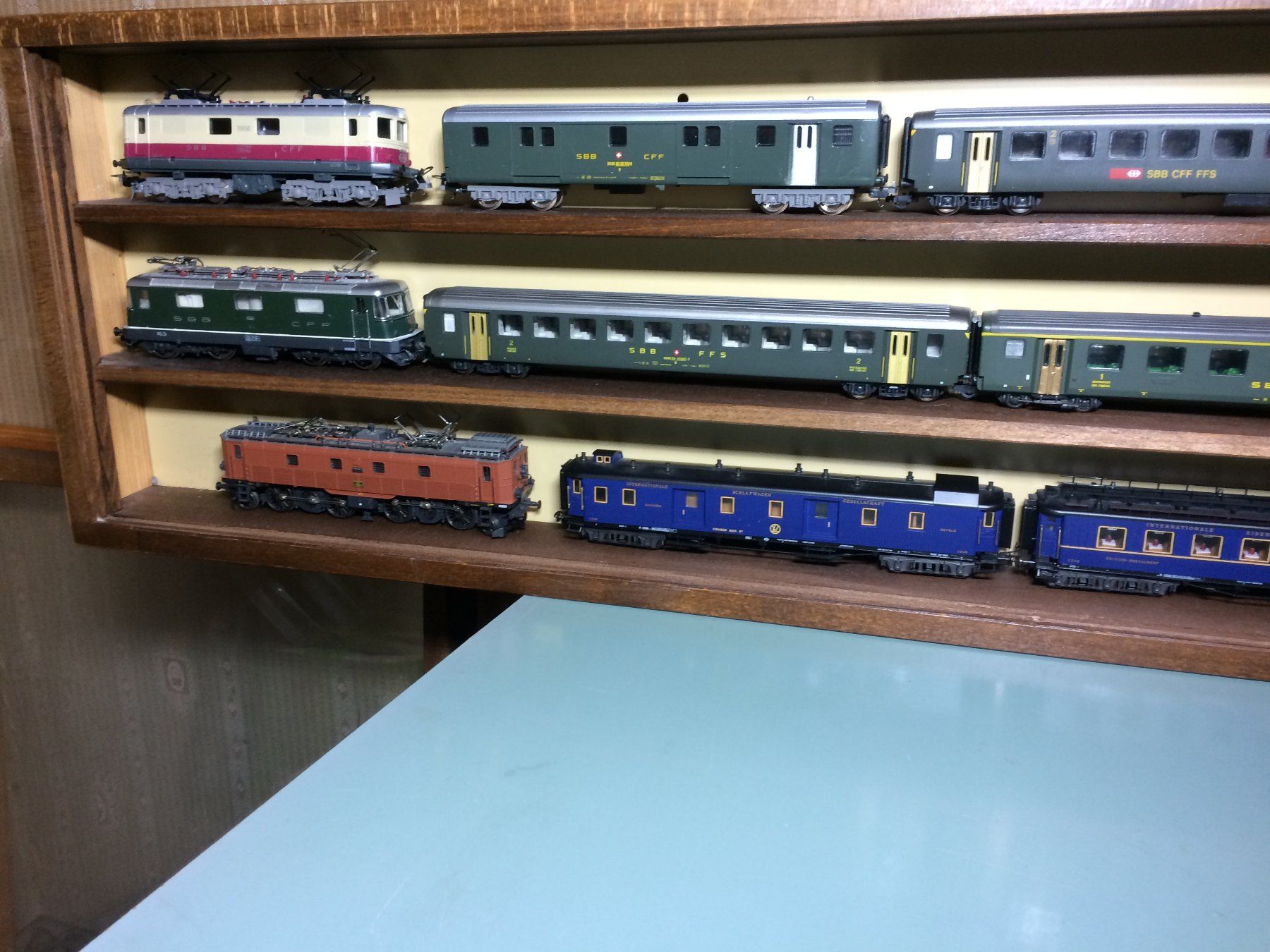 Modellini di ferrovie: Vitrine avec 3 compositions de trains électriques HO – Usato da Vevey venduto da rog_9vvj 5