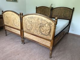 2 antike Holz-Einzelbetten mit Schnitzereien