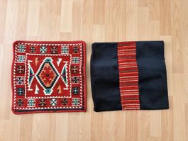 Zwei Kissenbezüge mit Ethno-Muster bunt und schwarz