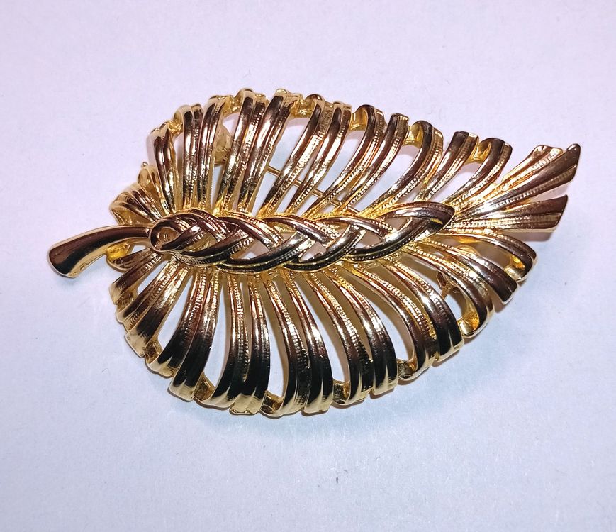 Broche vintage en ruban doré avec guirlande de fausses perles Lisner, 1 3/4 SfPf - France