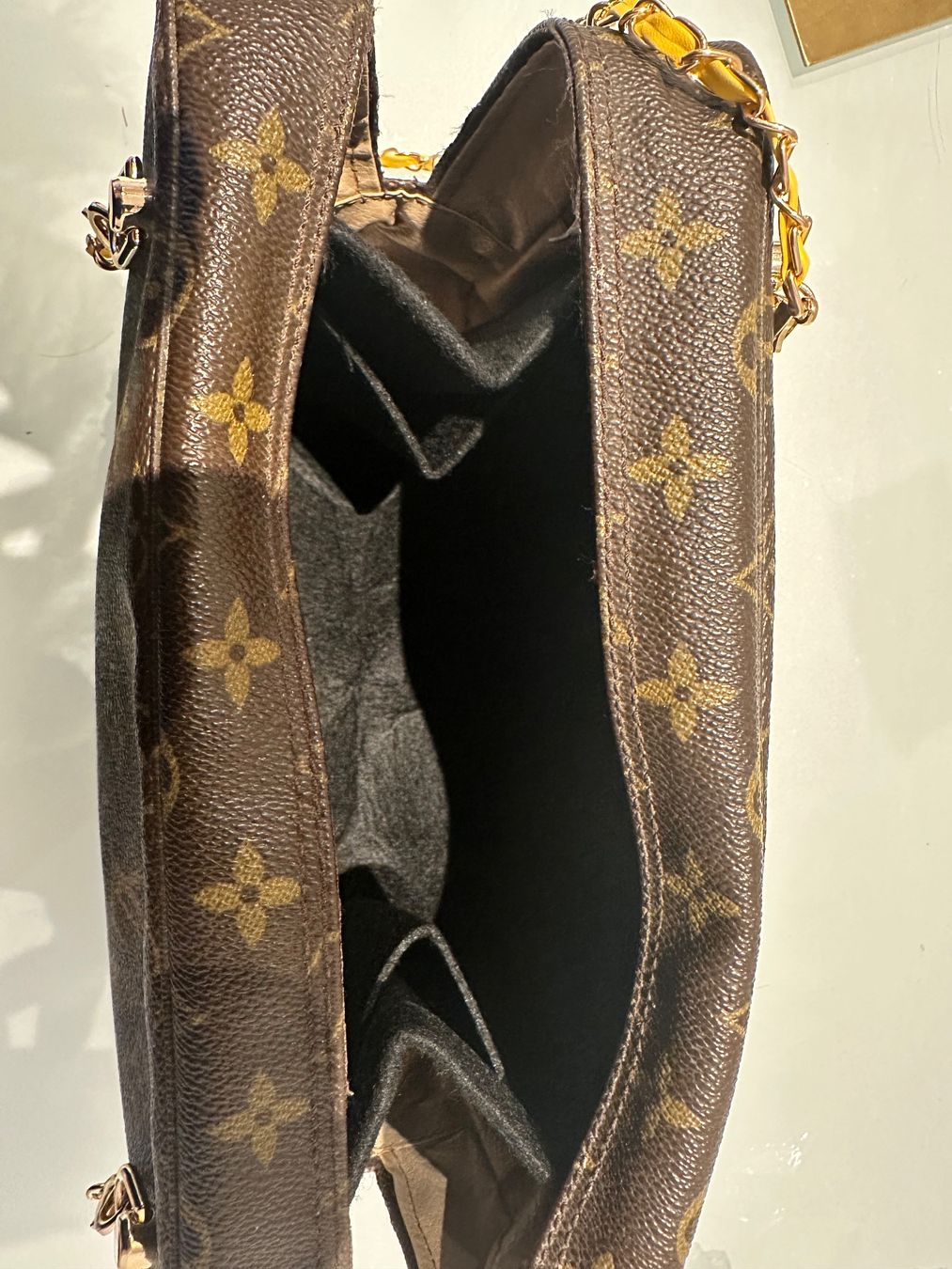 Louis Vuitton Taschen für Damen: Louis Vuitton Necessaire - Upcycling Tasche – Gebraucht aus Hittnau von LuxAndMore 6