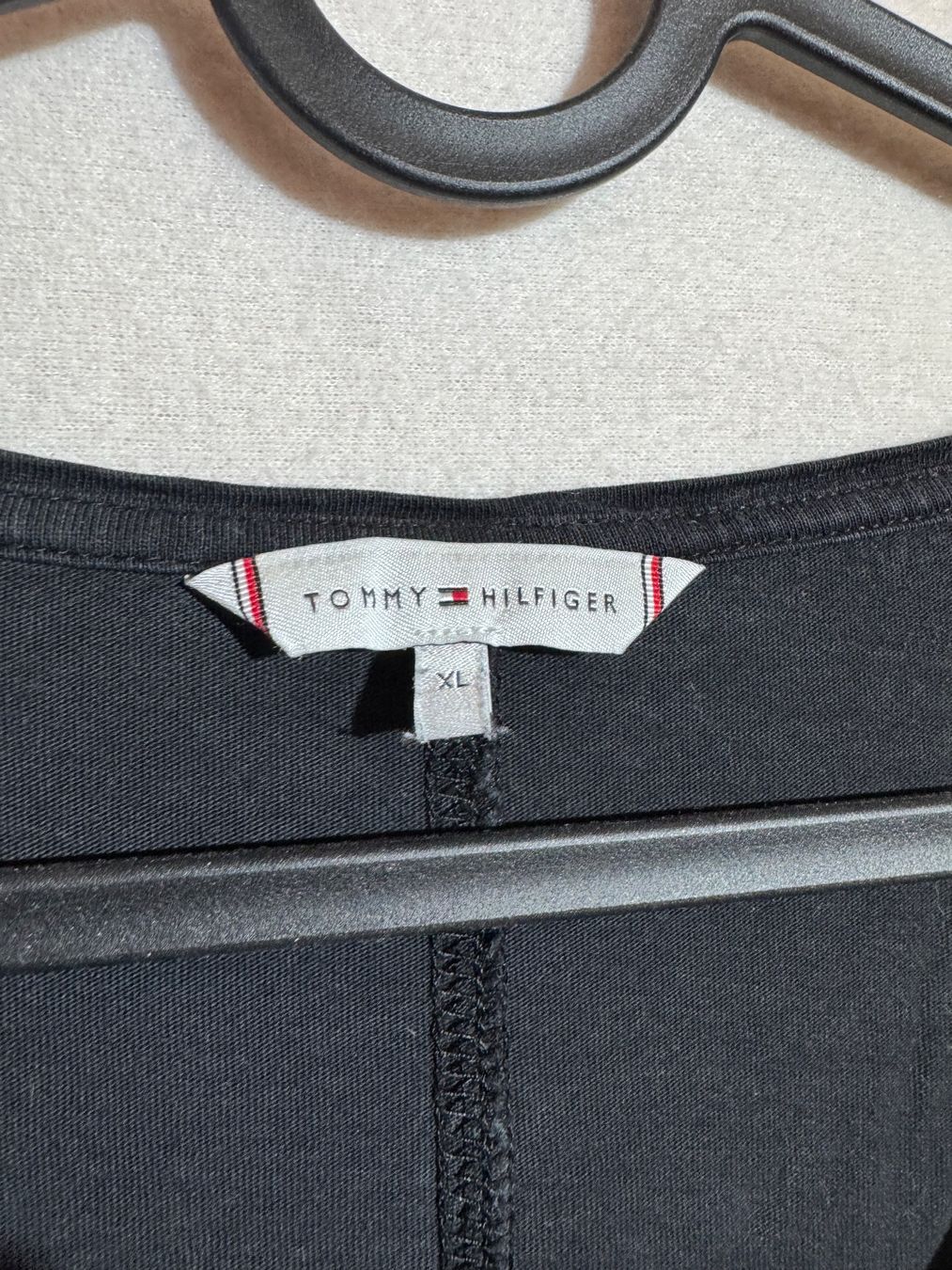 Tommy Hilfiger Top: Schwarzes Basic Top von Tommy Hilfiger Gr. XL – Usato da Grosswangen venduto da second_hand_dress 1