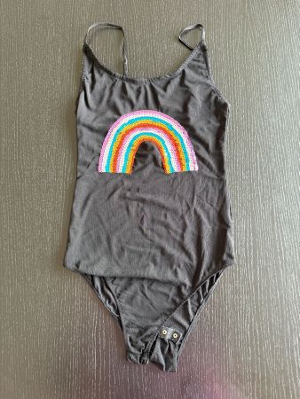 Body mit Regenbogenpailletten von Honey Punch, Grösse M