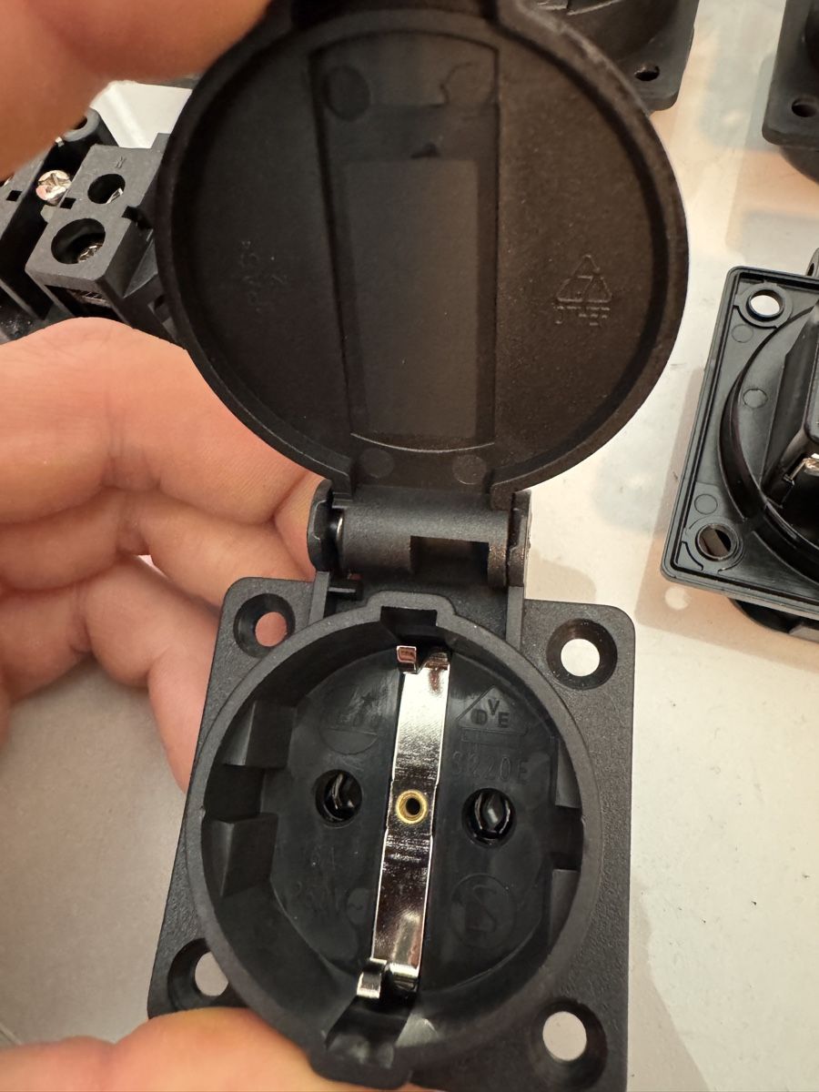 Spine: 18x Stück Schuko Steckdosen – Nuovo (secondo la descrizione) da Oberuzwil venduto da MusicMinimax_CH 7