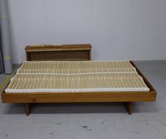 Einfaches Bett - Massivholz