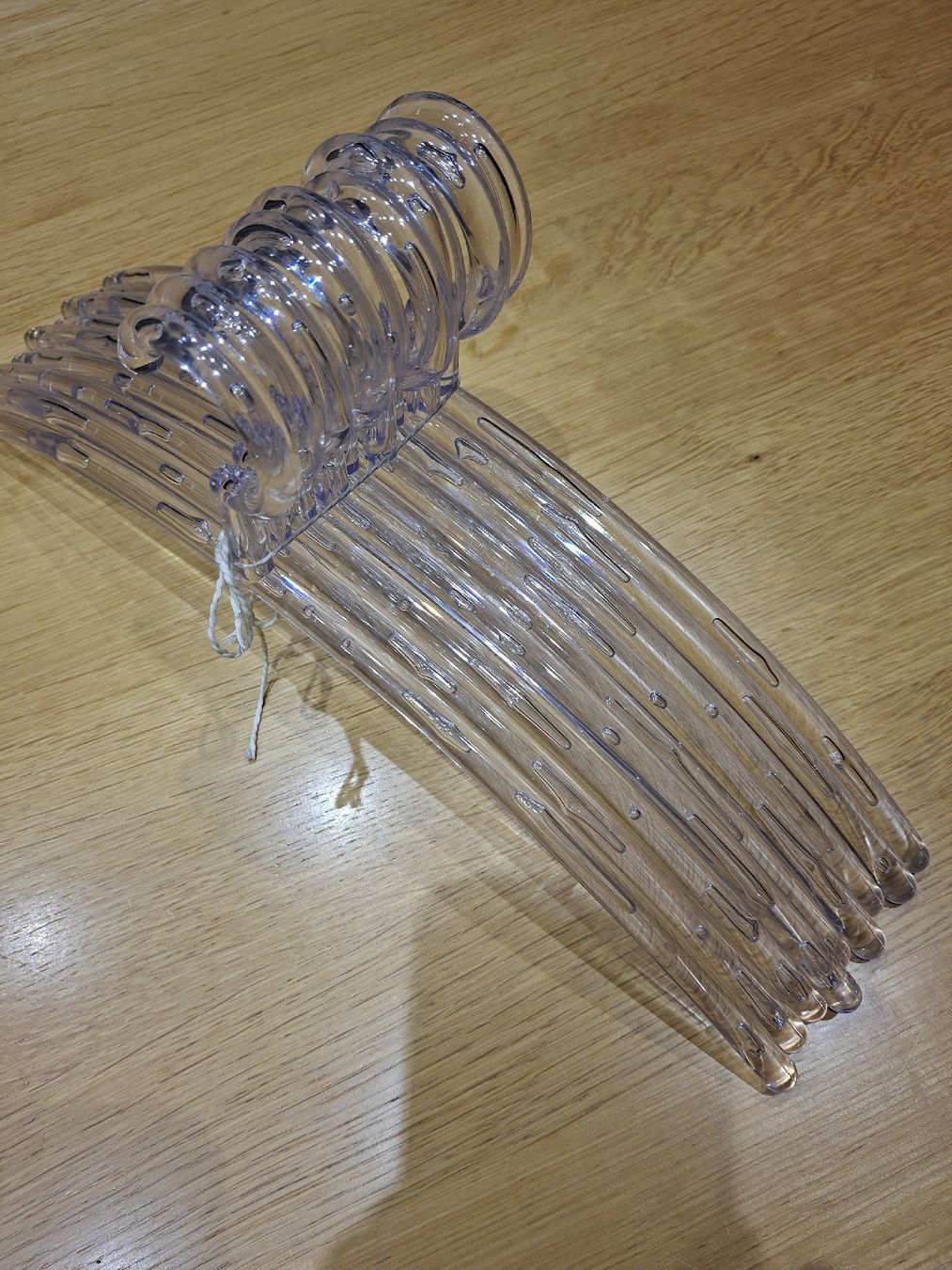 Kleiderbügel: 9 Kleiderbügel transparent, neuwertig – Gebraucht aus Kappel SO von Alaska1313