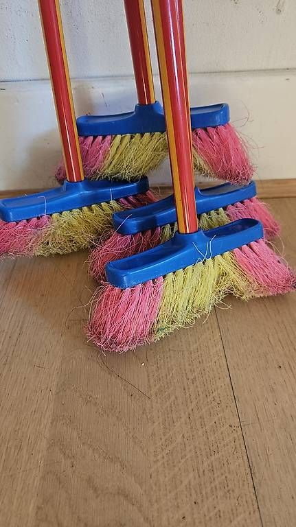 Jouets: Kinderspielzeug Besen – D'occasion à Basel par spo_9r87 1