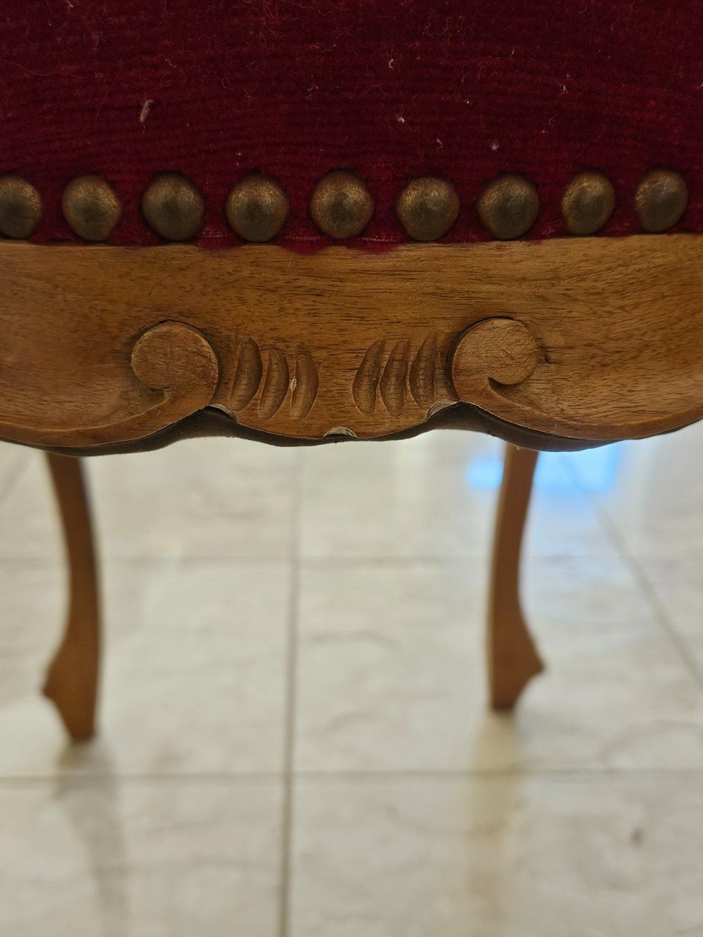 Hocker: Roter Vintage-Hocker Samtbezug – Gebraucht aus Zürich von noe_wc2v 1