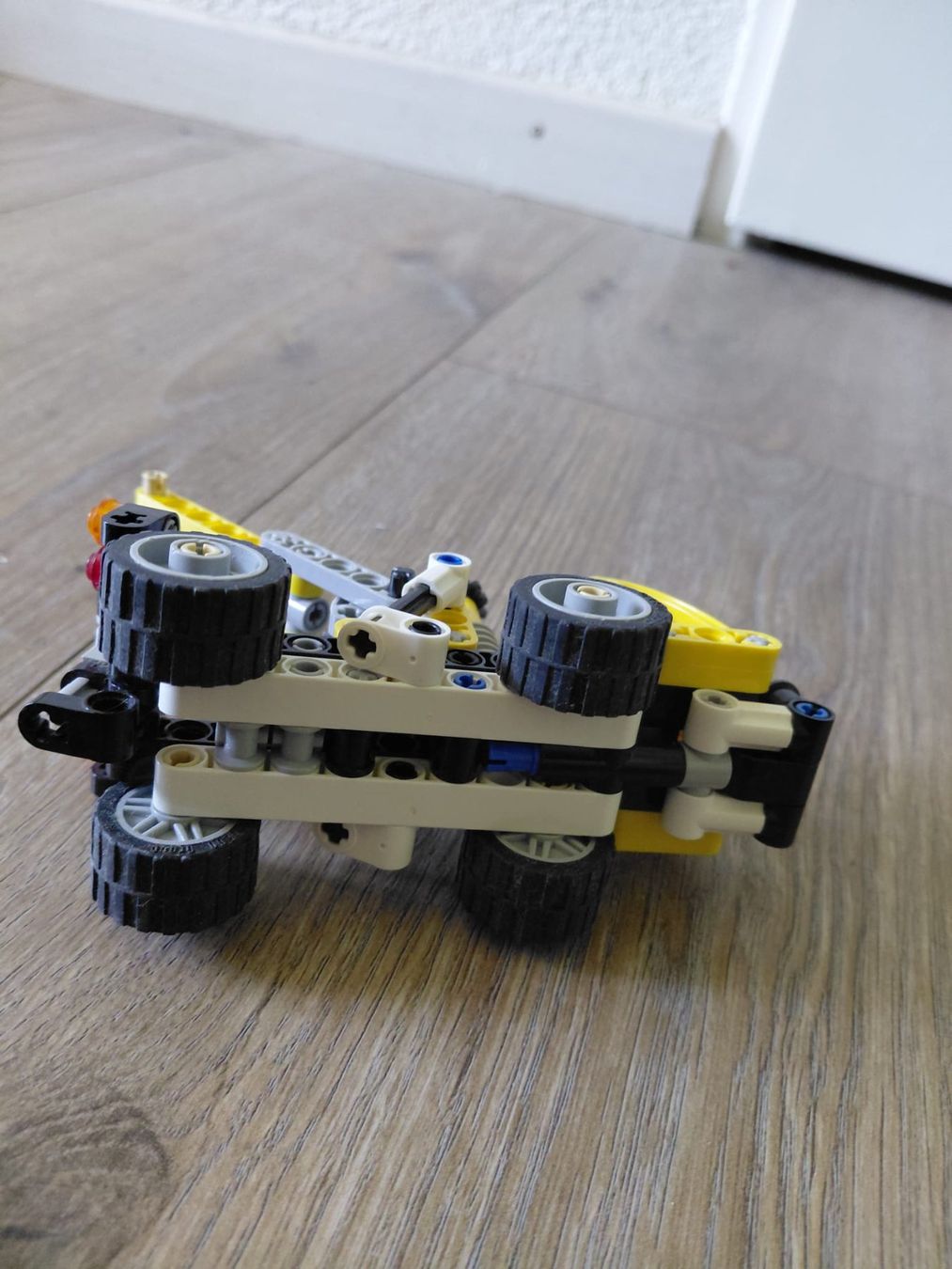 Lego Giocattoli: LEGO Technic 42031 — La camionnette élévatrice – Usato da Eschert venduto da elleajis 8