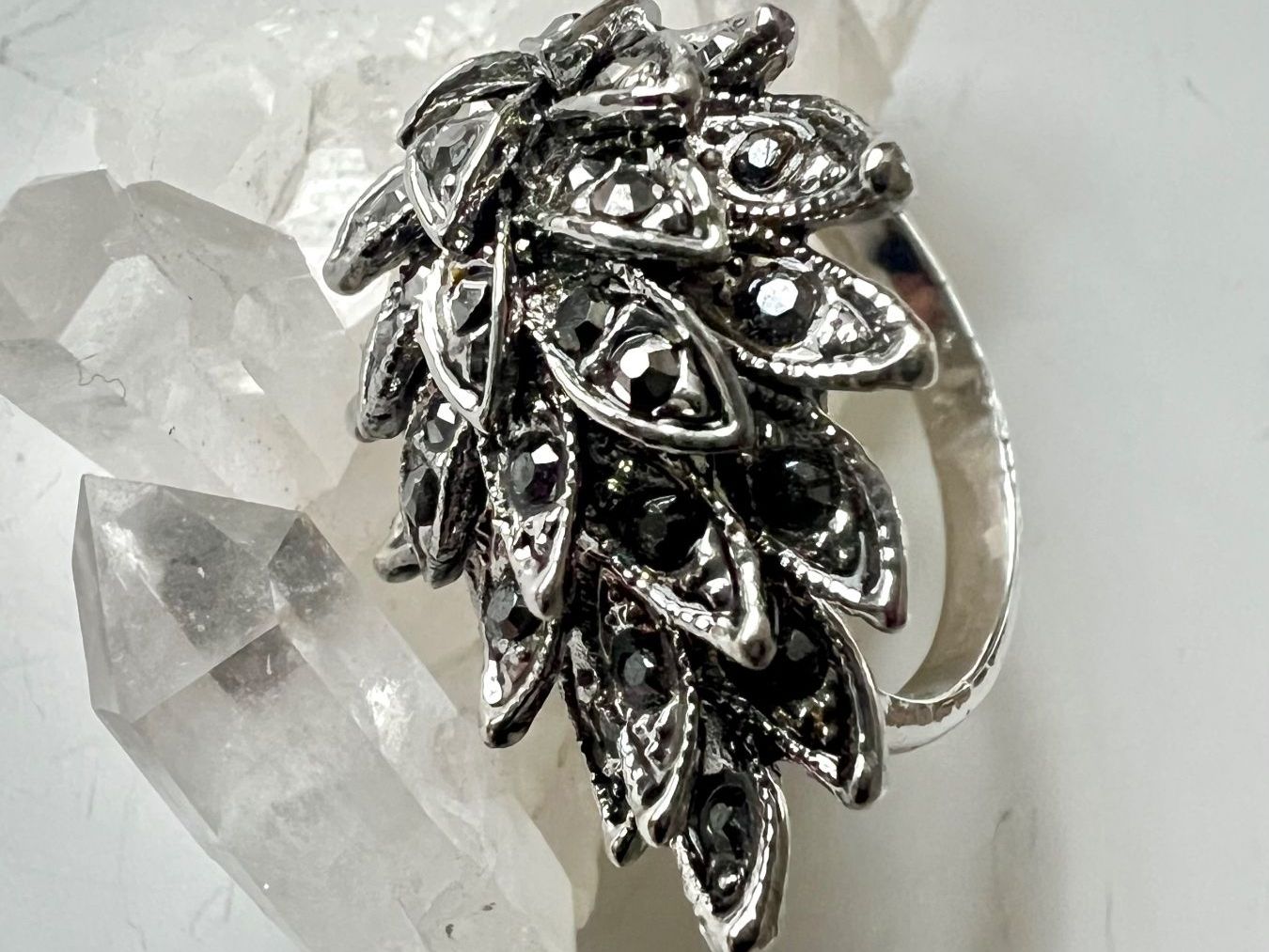 Ringe: Vintage Statement Ring mit funkelnden Markasiten, versilbert – Gebraucht aus Ruswil von artbyhand