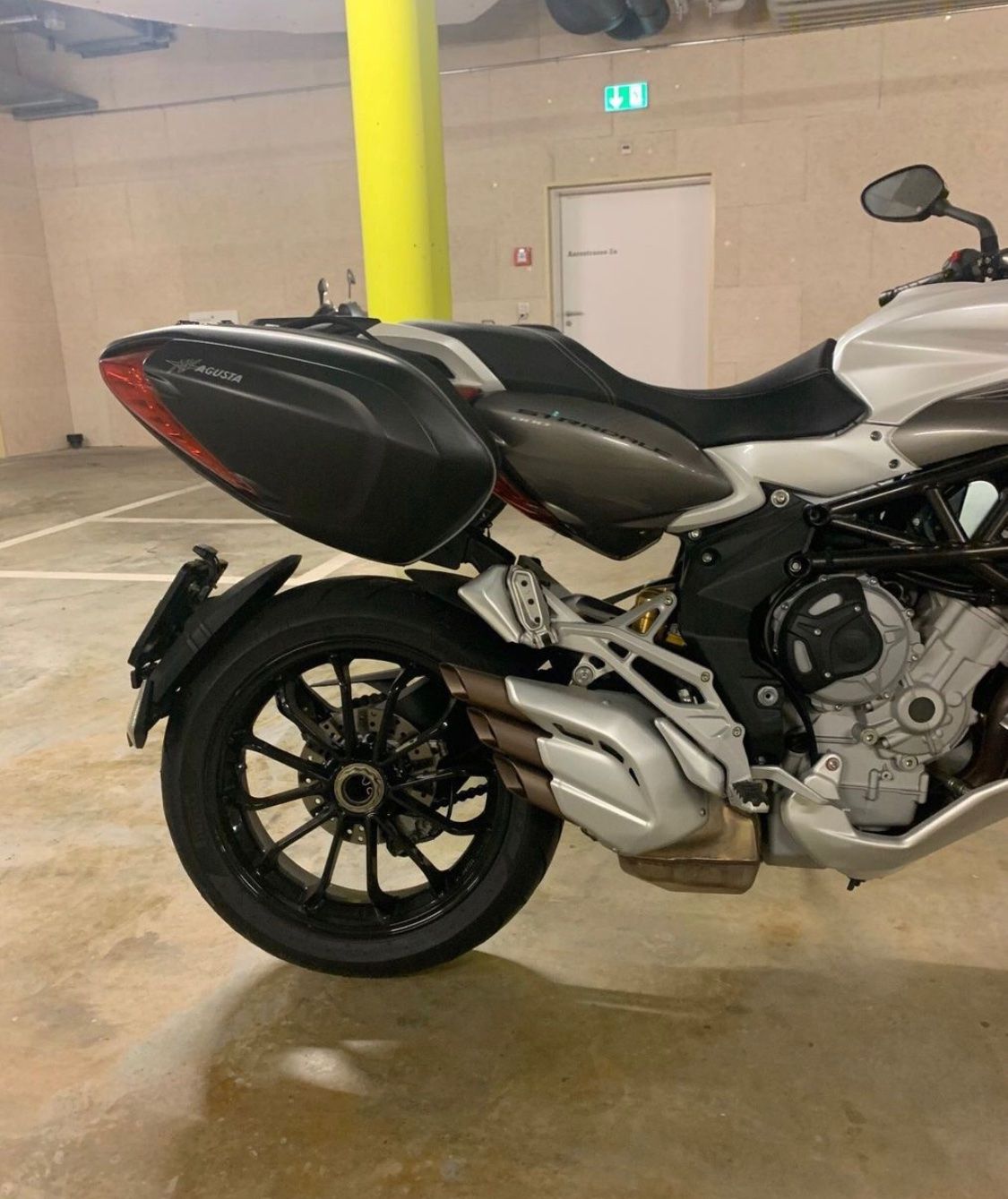 MV Agusta Touring: MV Agusta Stradale 800 – Usato da Uznach venduto da Nevergets 3