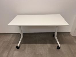Zusammenklappbarer Schreibtisch auf Rädern