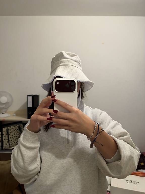 Copricapi, berretti & cappellini: Cappello bianco  – Nuovo e nell'imballaggio originale da Gorduno venduto da deesssiree