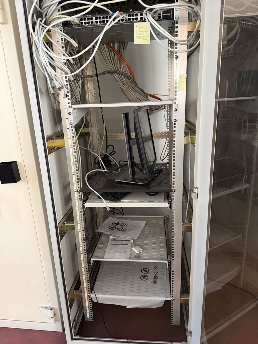 Racks & Cavalletti: Alumatic AG Serverschrank 42HE mit Netzwerkhardware – Usato da Oberglatt ZH venduto da couvert24 1