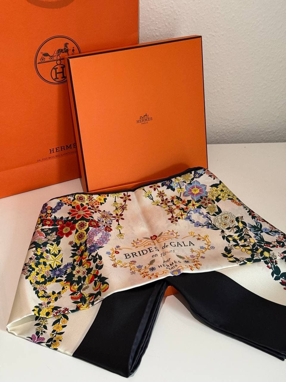 Hermès Foulard & Sciarpe: Hermès Carré 90 Brides de Gala neu – Nuovo e nell'imballaggio originale da Adliswil venduto da luk_2k5q 5