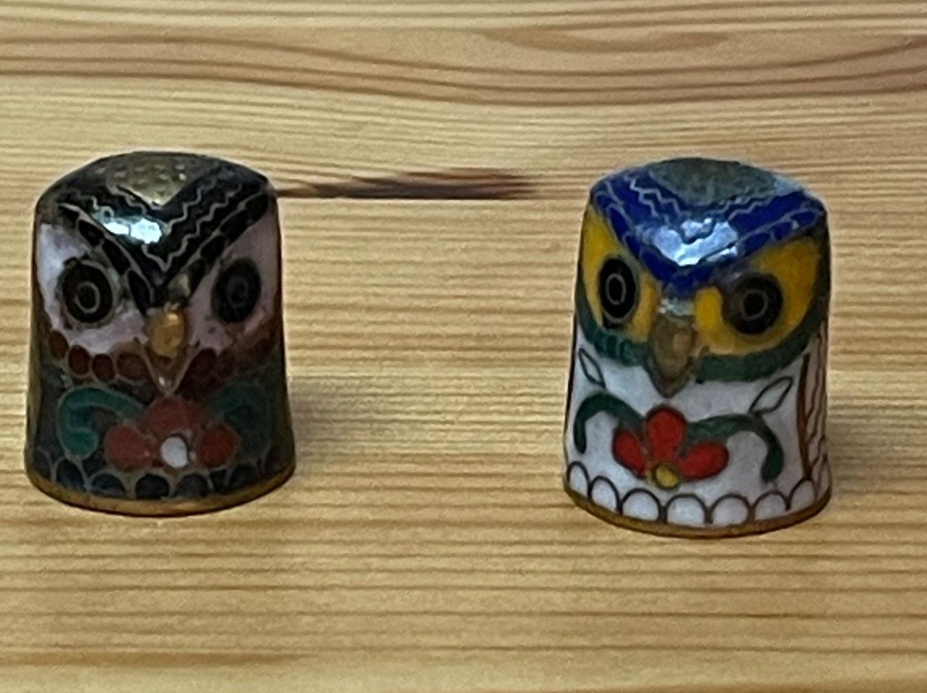 Ditali: Cloisonne Eule Fingerhut (2 Stück) – Nuovo (secondo la descrizione) da Niederwil AG venduto da Vonky