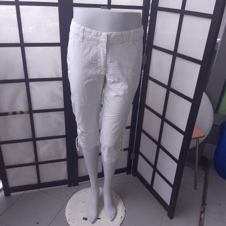 Weisse Sommerhose, Caprihose mit Schnürung