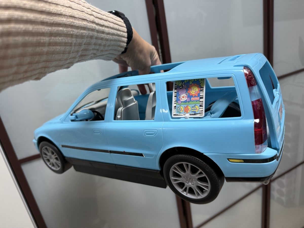 Spielzeuge: Barbie Volvo Auto hellblau Spielzeugauto – Gebraucht aus Rubigen von Elmacino 1