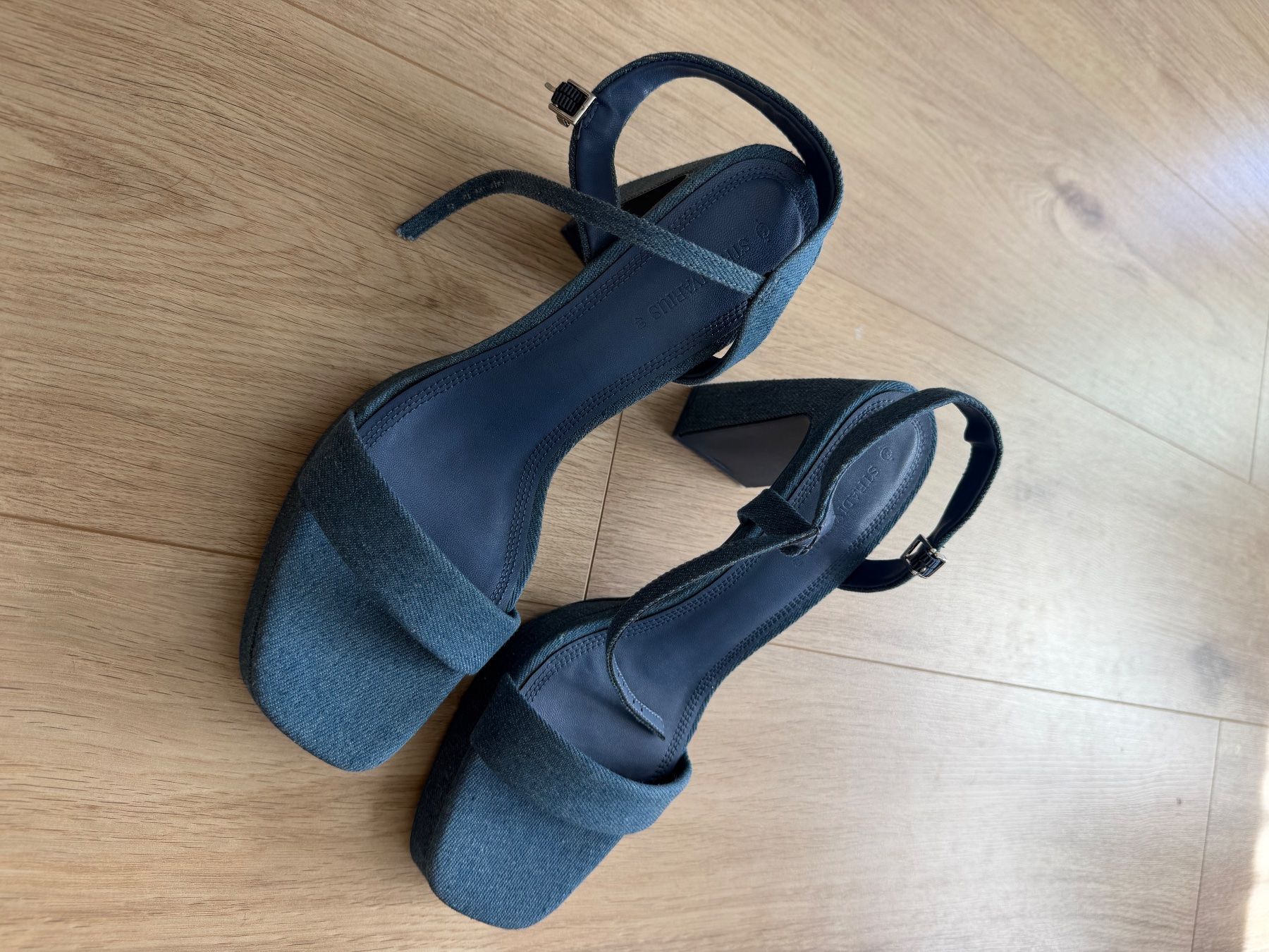 Stradivarius Scarpe da donna: Neue hochhackige Jeans-Sandalen. Stradivarius. – Nuovo e nell'imballaggio originale da Ittigen venduto da zaf_6sy9