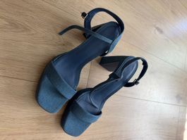 Neue hochhackige Jeans-Sandalen. Stradivarius.