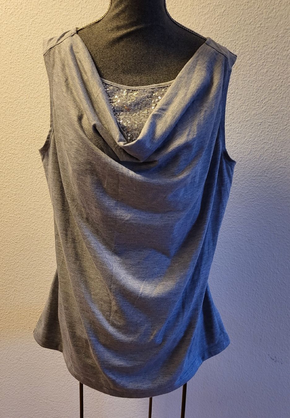 Top: Sommer Top mit Wasserfall-Ausschnitt, Grösse M – Usato da Winterthur venduto da Baer49