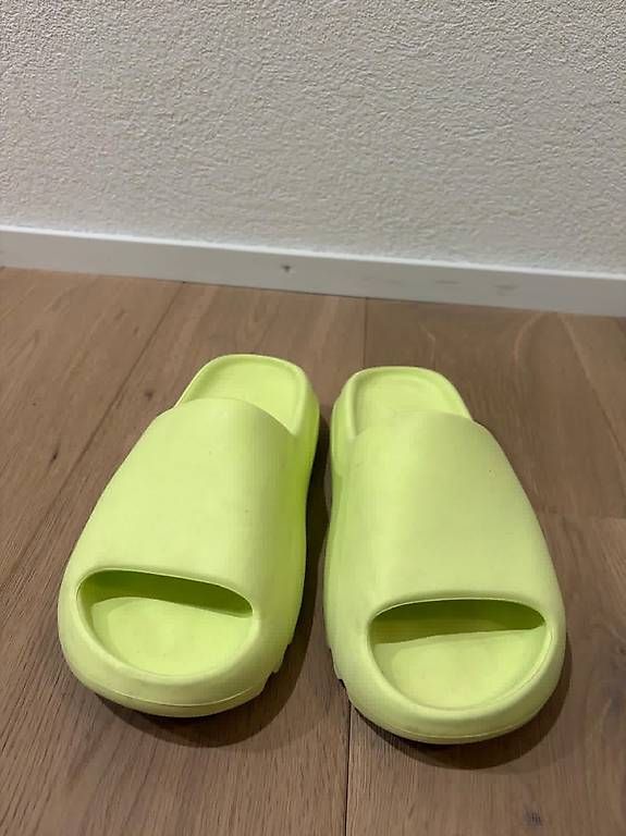 Scarpe da uomo: Yeezy Slides, size 8 & 11 – Usato da St. Gallen venduto da jjjjup
