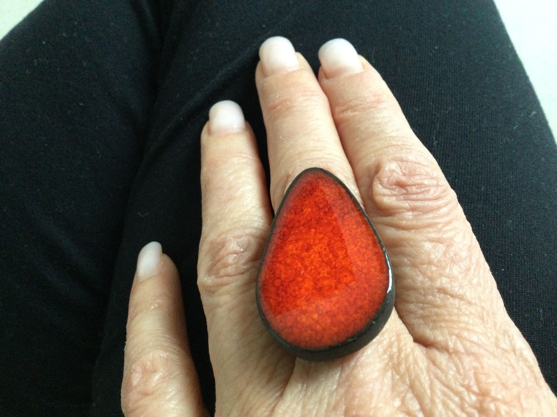 Ringe: Schicker Damenring mit rotem  Lavastein – Neu (gemäss Beschreibung) aus Baar von negombo 1
