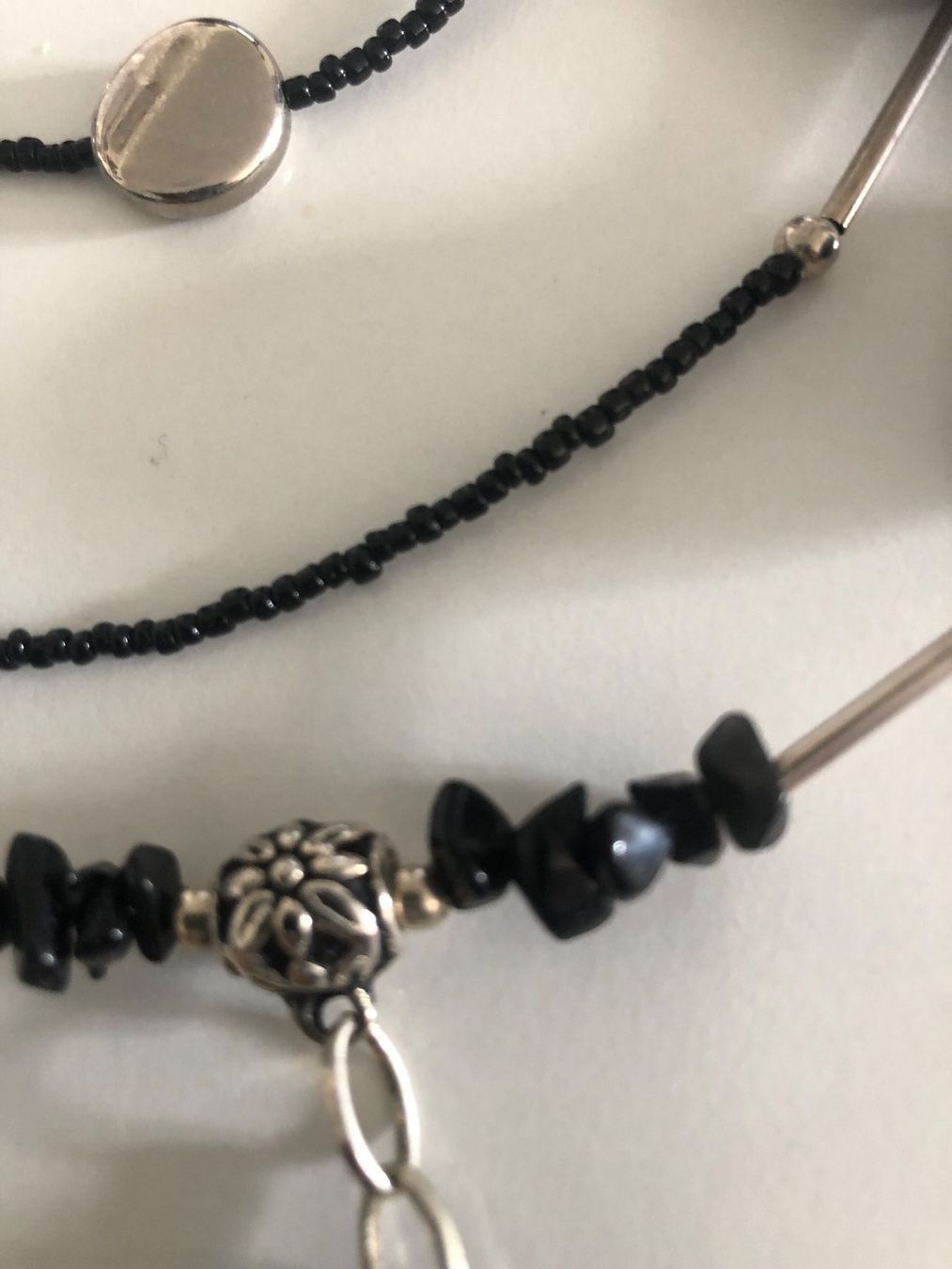 Catenine: Schwarze Dreireihige Kette mit Anhänger – Usato da Kaltbrunn venduto da lagone1 1