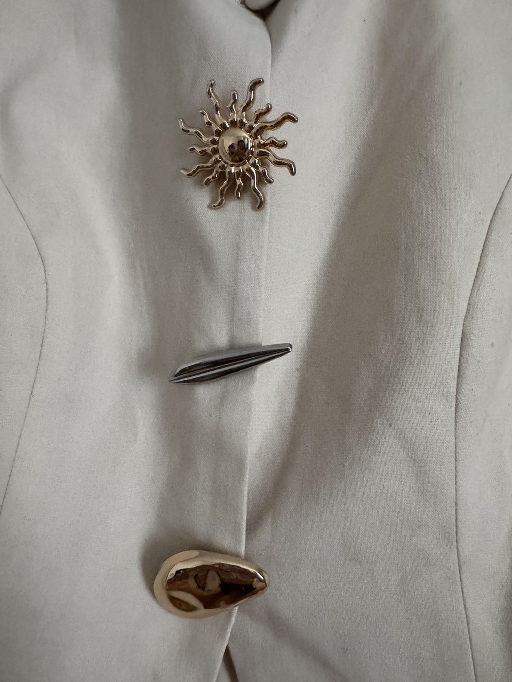 Gilet & Giacche senza maniche: COMMENSE Weste beige mit Statement-Knöpfen, Gr. M – Usato da Zürich venduto da flo_8yph 1