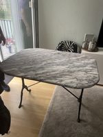 Eleganter Naturstein-Tisch mit Metallgestell