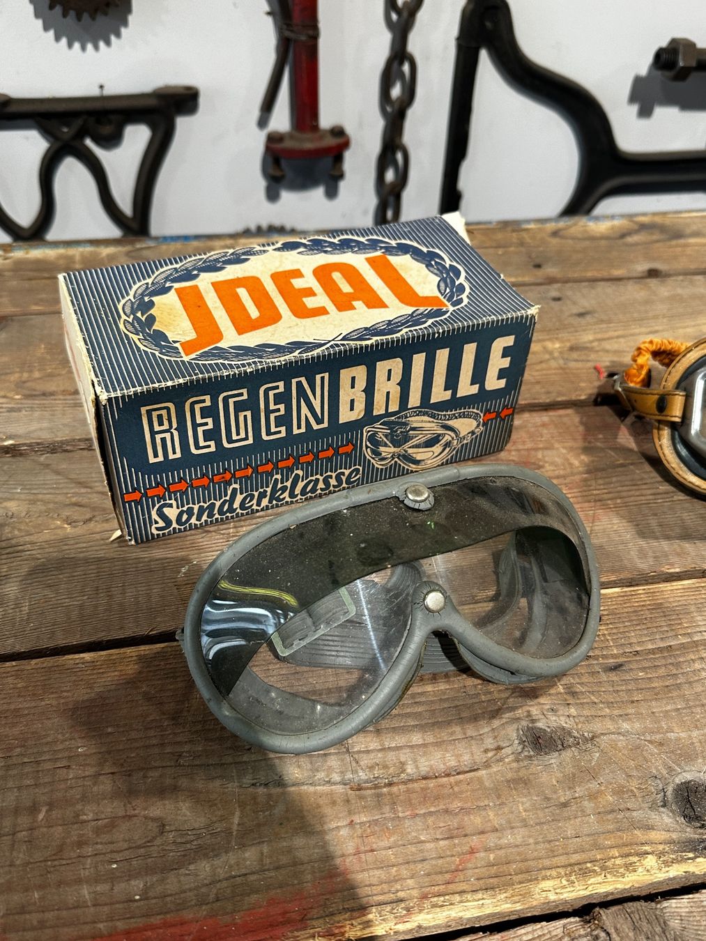 Brillen & Gläser: Oldtimer Motorradbrillen Vintage – Gebraucht aus Luzern von Fracht-Design 1